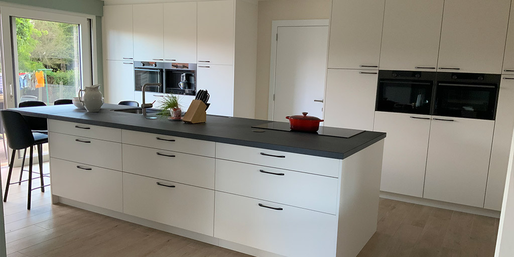 Witte keuken met kookeiland