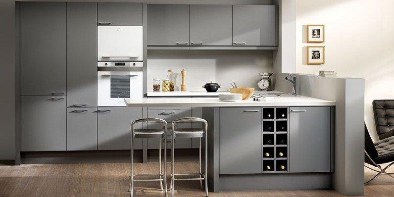 Grijze keuken met bar